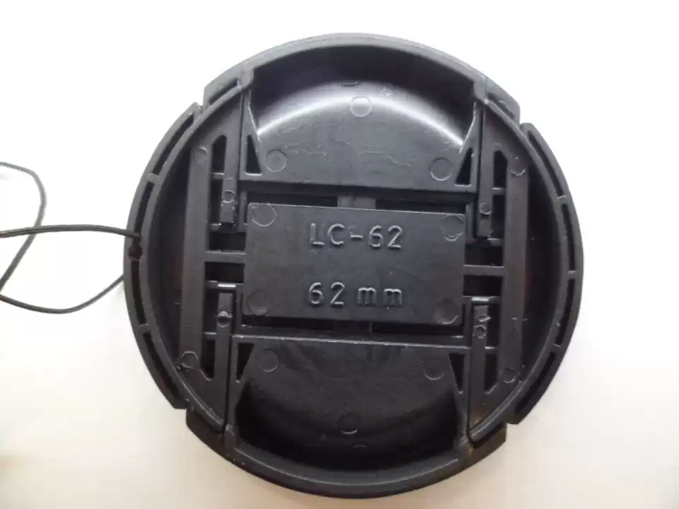 Lens Cap Compatible with Canon and Tamron 18-200 Lenses, 62mm Center-Pinch, with Tether